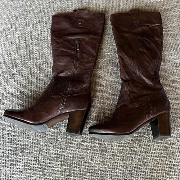 Like NEW Frye Carson Mid Heel Tab Boots - Picture 3 of 12